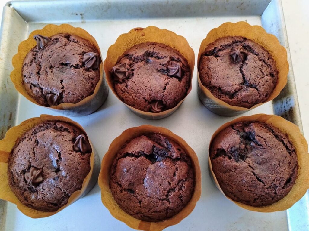 混ぜて焼くだけ！生クリームで作る簡単チョコマフィン（バター不使用）